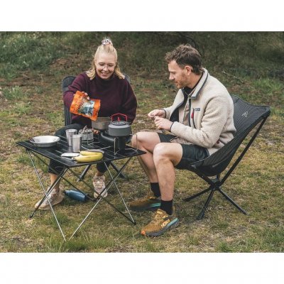 Hopfällbart lågt lättviktsbord för 2-4 personer.