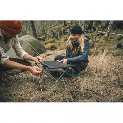 Lågt bord som passar utmärkt i det lilla tältet, på dagsturen, till stranden eller på picknicken då det även går bra att sitta p