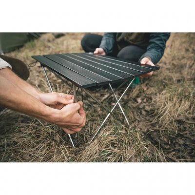 Hopfällbart lågt bord med liten packstorlek.