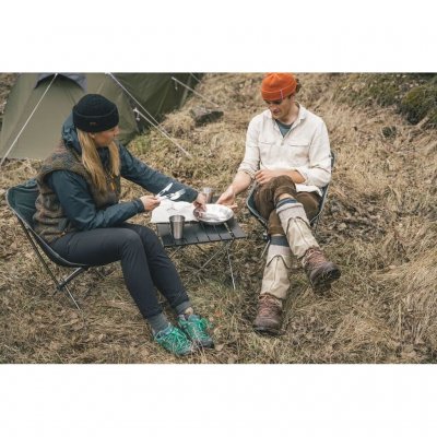 Ett lågt, hopfällbart bord från Robens som passar lika bra i tältet som på picknicken och stranden.