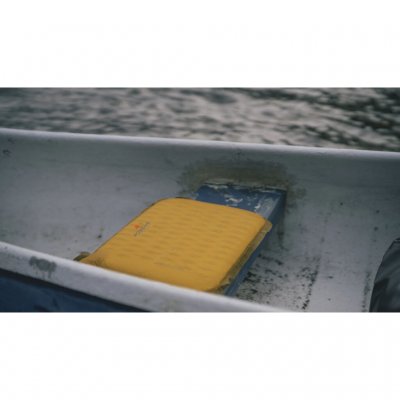 Med en tjocklek på 3,8 cm när den är uppblåst är denna sittdyna bekväm samtidigt som den håller värmen.