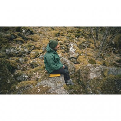 Lätt uppblåsbart sittunderlag för utomhusaktiviteter.