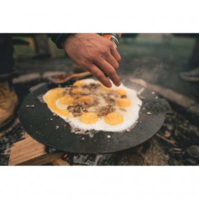 Stekhäll i gjutjärn för matlagning över öppen eld. 