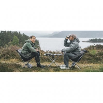 Litet och lågt bord med stålram och mugghållare för två personer.