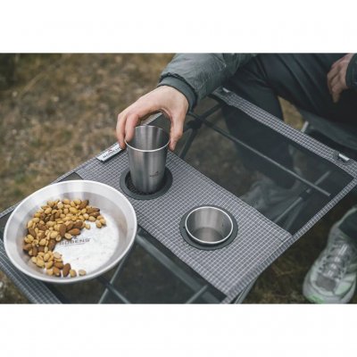 Bordet har två inbyggda mugghållare.