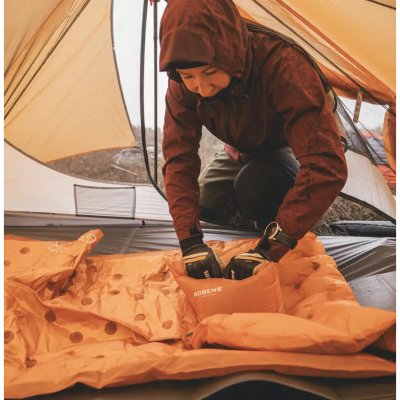 Pumpsäcken blåser snabbt och enkelt upp ett uppblåsbart liggunderlag utan att tillföra fukt.