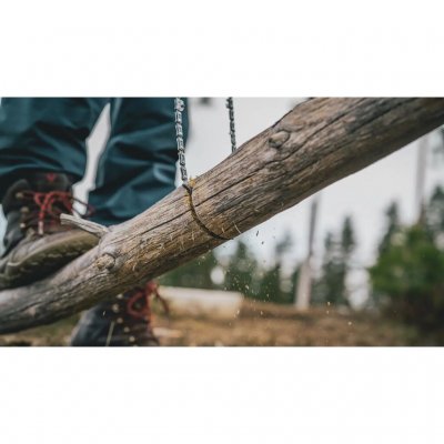 Trådsåg med kedja och handledsband som utan problem klarar av att såga genom tjockare grenar och mindre träd.