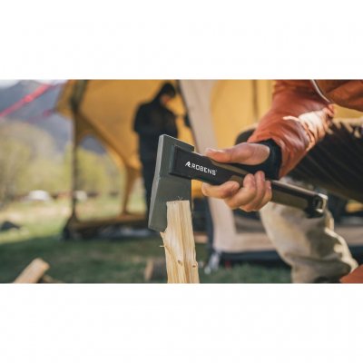 Kompakt yxa för vildmarken med huvud i smitt kolstål.