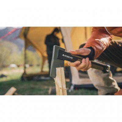 Kompakt yxa för vildmarken med huvud i smitt kolstål.