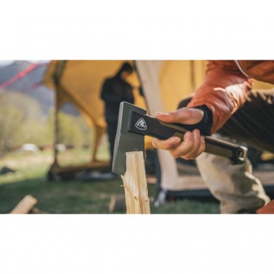 Kompakt yxa för vildmarken med huvud i smitt kolstål.