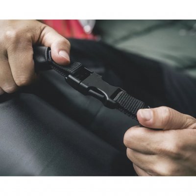 Dry Bag tillverkad av slitstark nylon med rullstängning. Håller innehåller torrt och rent.