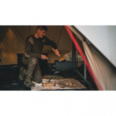 Stekspade utformad för matlagning över öppen eld, med extra långt handtag för att skydda mot värme.