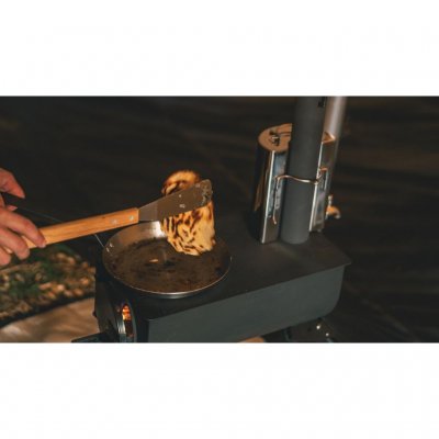 Stekspade av rostfritt stål med långt trähandtag. Tack vare längden passar den perfekt till matlagning över öppen eld.