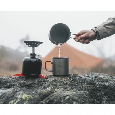 Set för matlagning som innehåller en 1 l kastrull med lock, vindskydd, patronställ och ett kraftfullt gaskök.