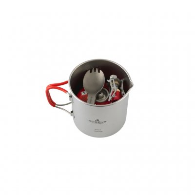 Setet kan packas kompakt och är designat för att rymma en 100 g eller 230 g gasbehållare inuti när det packas ihop.