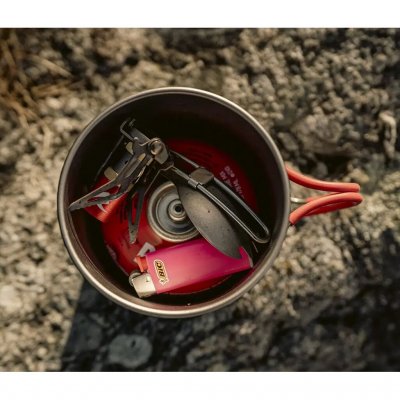 Utformat för att rymma en 100 g eller 230 g gasbehållare i grytan när setet packas ihop.