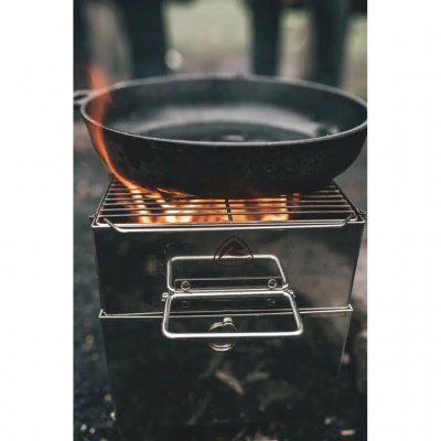 Laga mat med ved, grenar eller annat smått och gott som naturen har att erbjuda.