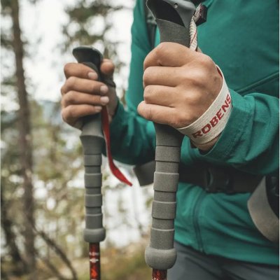 Staven har extra långa handtag för att kunna variera greppet efter terrängen.