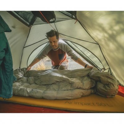 Varm och packvänlig sovsäck från Robens som passar från vår till höst.