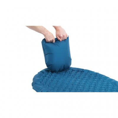 Liggunderlaget blåses lätt upp med den medföljande pumpsäcken.