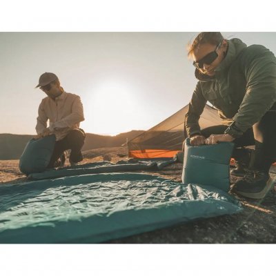 Liggunderlaget blåses lätt upp med den medföljande pumpsäcken.