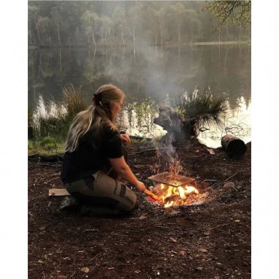 Lätt och kompakt grillgaller i rostfritt stål, för öppen eld eller glödbädd.