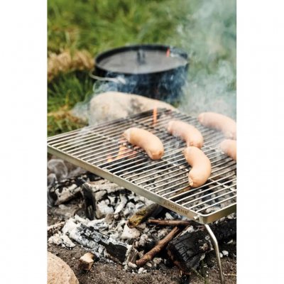 Robens Lassen S är ett lätt och kompakt grillgaller med hopfällbara ben som ger en bra packstorlek.