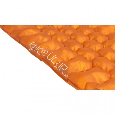 Många små luftkammare inuti liggunderlaget gör det stabilt och bekvämt.