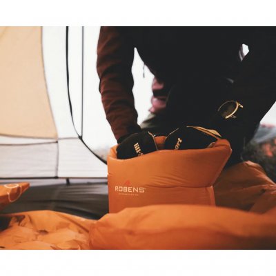 Liggunderlaget blåses lätt upp med den medföljande pumpsäcken.