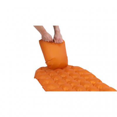 Liggunderlaget blåses lätt upp med den medföljande pumpsäcken.