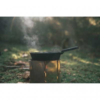 Gjutjärnspanna för matlagning över eld eller gasolspis.