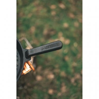 En något mindre gjutjärnspanna från Robens för matlagning över öppen eld eller på campingspisen.