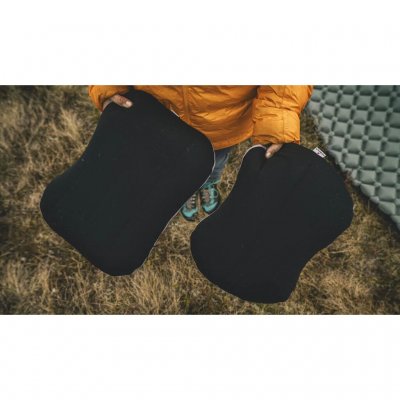 Robens Mountain Pillow justerar med sin ergonomiska form naturligt ditt huvud, din nacke och dina axlar för en vilsam sömn.