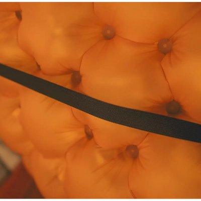 Elastiskt band för att sätta fast kudden på liggunderlaget.