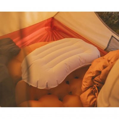 Elastiskt band för att sätta fast kudden på liggunderlaget.