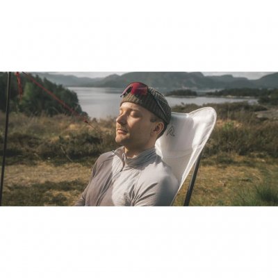 Mycket lätt och packvänlig campingstol med hållbar ram av kolfiberstruktur.