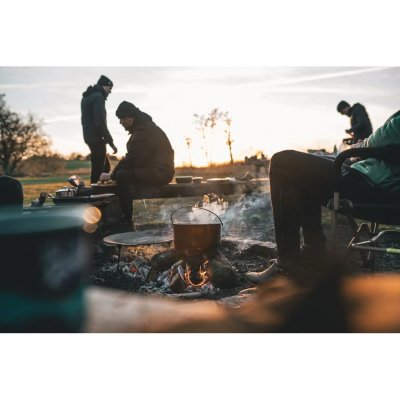 En gryta på 4 liter i rostfritt stål med handtag med fästpunkt för upphängning över eld.