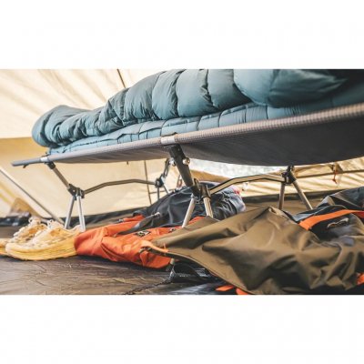 Höjden på tältsängen gör att det ryms att ställa väskor under den.