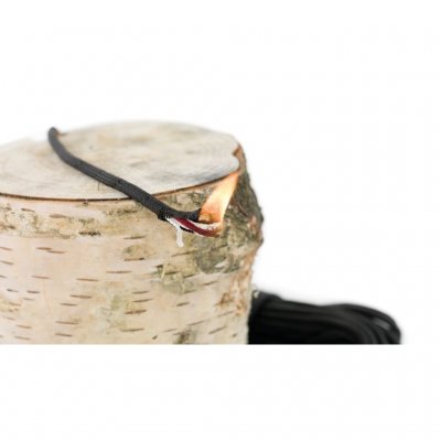 Den röda kärntråden kan användas som tändtråd - perfekt för camping och friluftsliv.