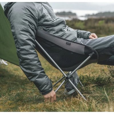 Bekväm stol med extra bred sits.