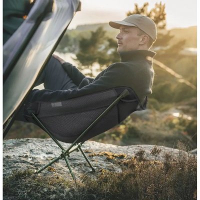 Kompakt campingstol med extra bred sits. Nätpaneler gör att stolen andas bra.