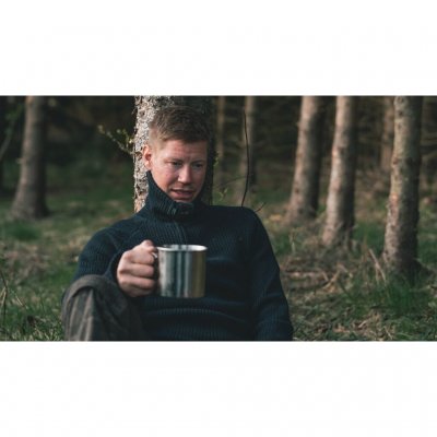 Tålig mugg i rostfritt stål med infällbart handtag - perfekt för både friluftsliv och camping.