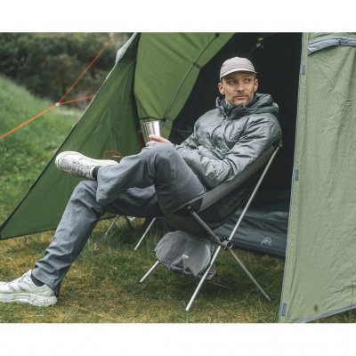 Lättviktsstol med hög sitthöjd, för camping och friluftsliv.