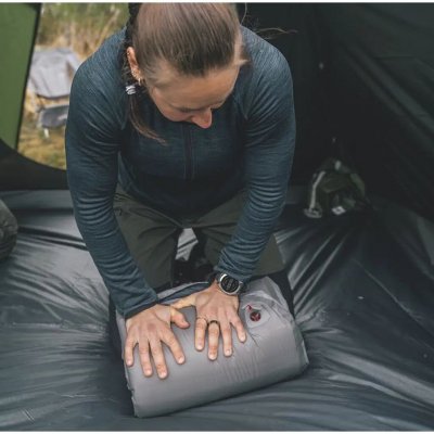 Pålitligt 6 cm tjockt liggunderlag med liten packstorlek och slitstarkt material.