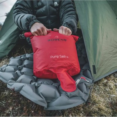 Drybag på 15 liter som snabbt och enkelt blåser upp ett uppblåsbart liggunderlag utan att tillföra fukt.