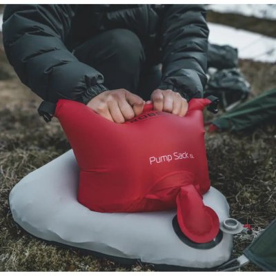 Robens pumpsäck 15L har ett extra långt munstycke som gör den enkel att använda.