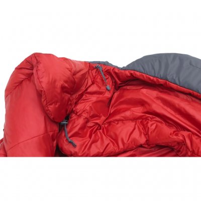 Med sitt skal i återvunnen nylonripstop och MicroThermo High Loft-isolering ger sovsäcken optimal värme i minusgrader.
