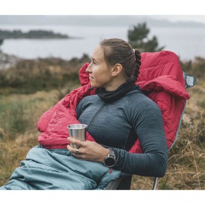 Sovsäcken använder dubbla lager isolering vilket kombinerat med den kroppsformade konstruktionen ger en bra isolering till en li