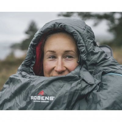 Huvan till sovsäcken ger bättre skydd kring hals och nacke och minimerar värmeförlusten genom sovsäckens öppning.