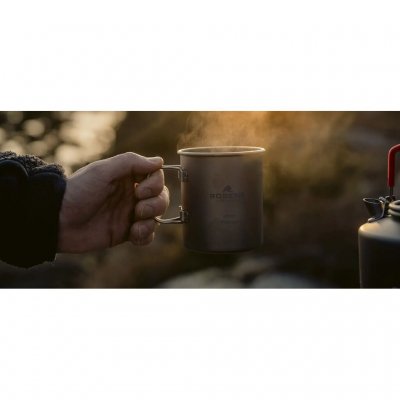 Mugg i tålig titan som rymmer 450 ml.